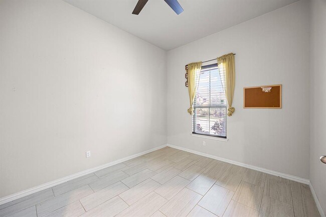 Building Photo - 921 Zamora Rd