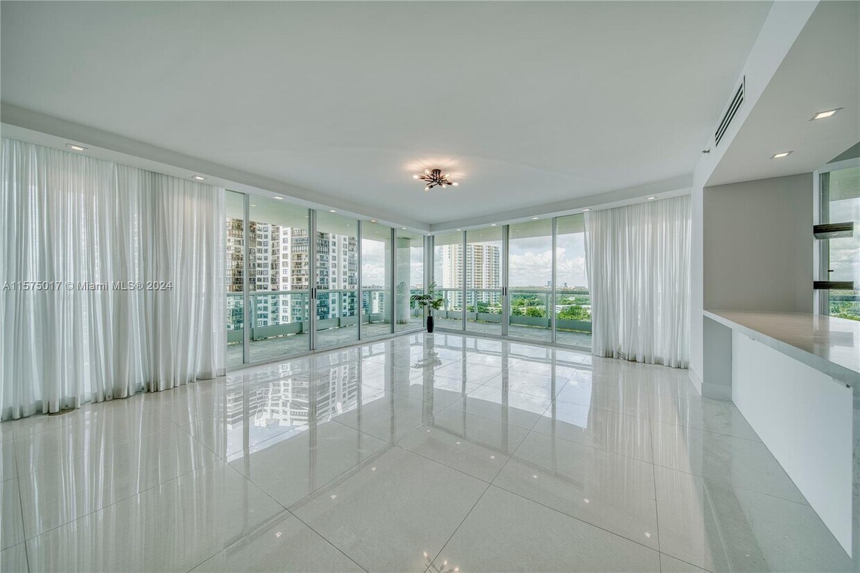 Building Photo - 2127 Brickell Ave