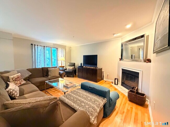 Foto del edificio - 633 Danbury Rd