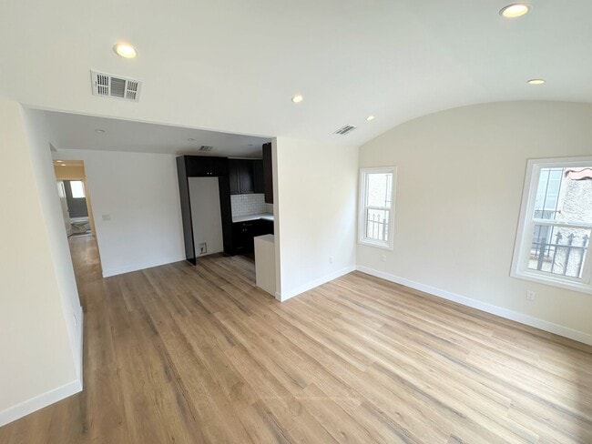 Building Photo - Front Unit, 2bd/1.5 bath with Central A/C ...