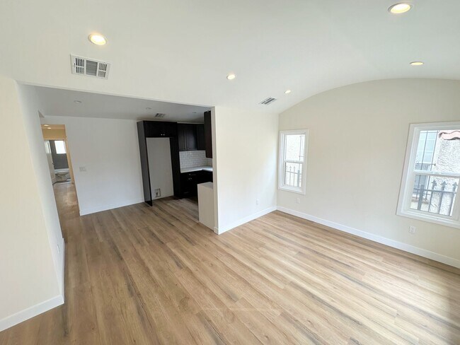 Foto del edificio - Front Unit, 2bd/1.5 bath with Central A/C and Heat and washer/dryer hookups