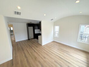 Building Photo - 1027 W 58th St