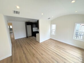 Building Photo - 1027 W 58th St