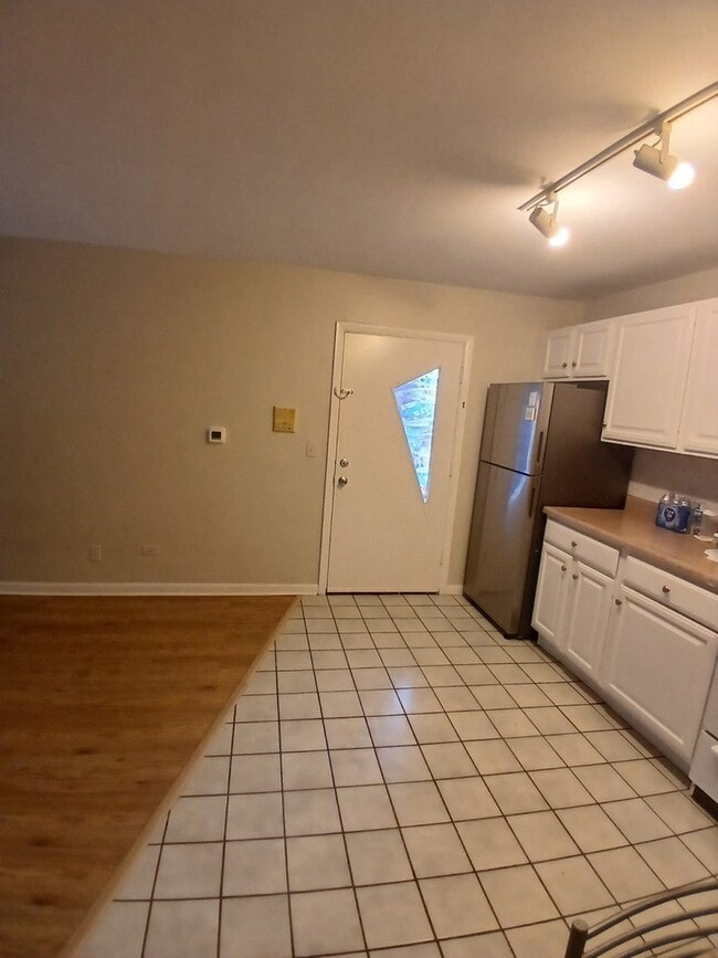 Building Photo - 6341 W Belmont Ave