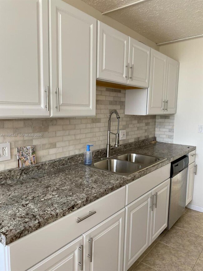 Foto del edificio - 1200 NE Miami Gardens Dr