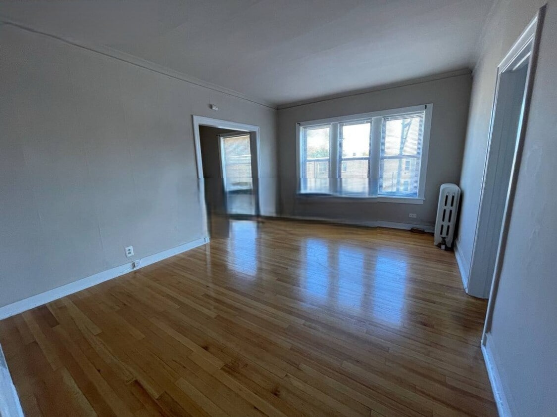 Primary Photo - 1319 W Estes Ave