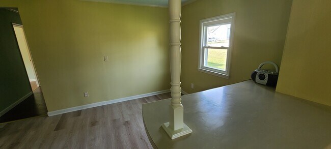 Dining area - 404 8th St