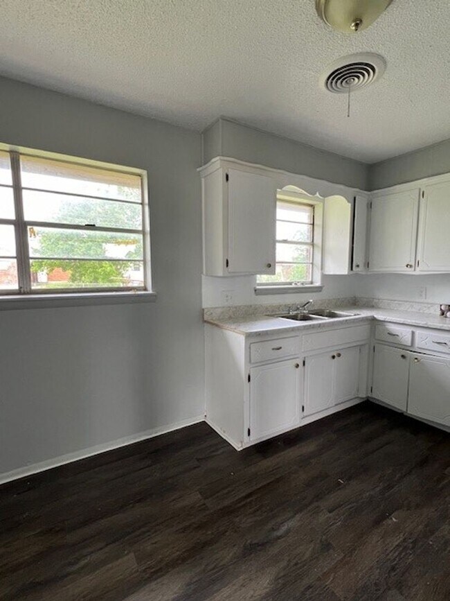 Foto del edificio - 3313 SW Salinas- AVAILABLE NOW!