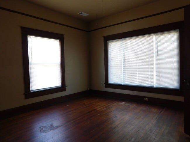 Building Photo - Cute 2 Bedroom 1 Bathroom House