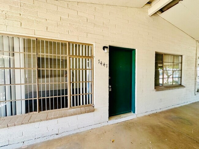 Building Photo - Spacious 2 Bedroom with New Flooring/Paint...