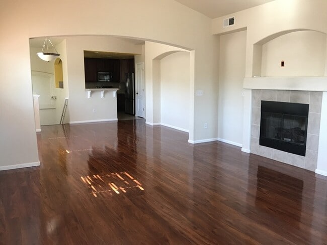 Building Photo - Wonderful 2 Bed, 2 Bath Condo is Southeast...