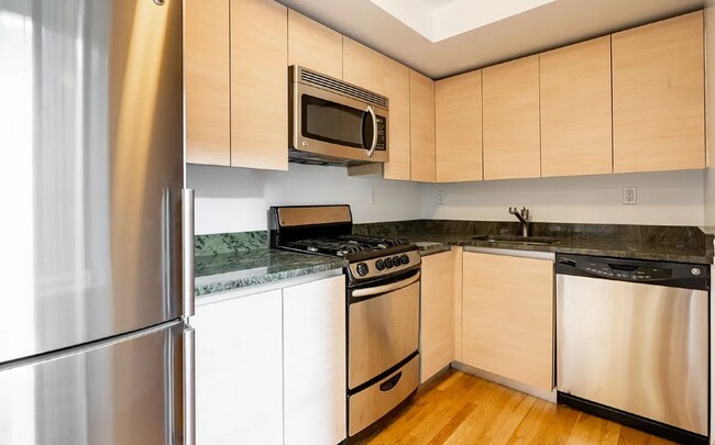 Building Photo - 256 W 97th St