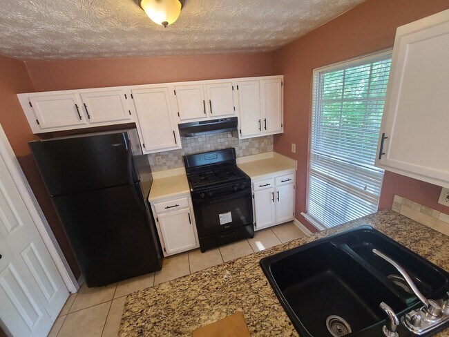 Building Photo - 5515 Hillcrest Dr