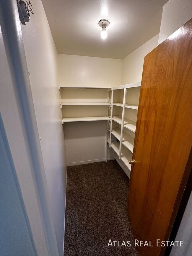 Foto del edificio - 1365 Emery St W