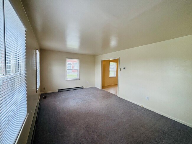 Building Photo - 2 Bedroom, 2 Bath Townhouse