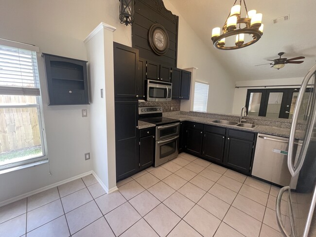 Building Photo - 450 Queensbridge Dr