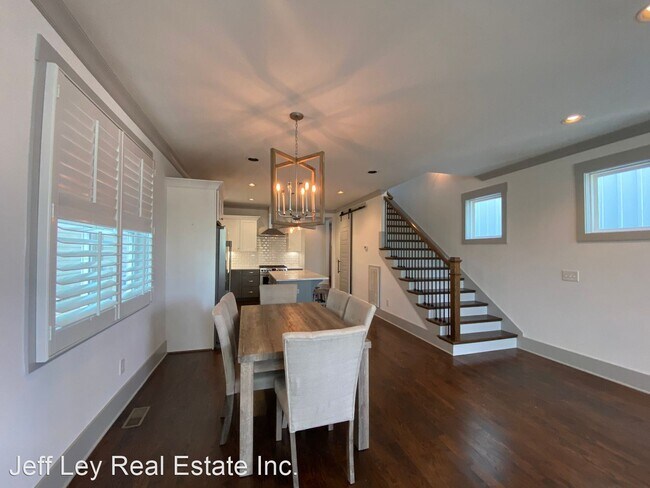 Foto del edificio - 5 br, 3.5 bath House - 1104B W Grove Ave.