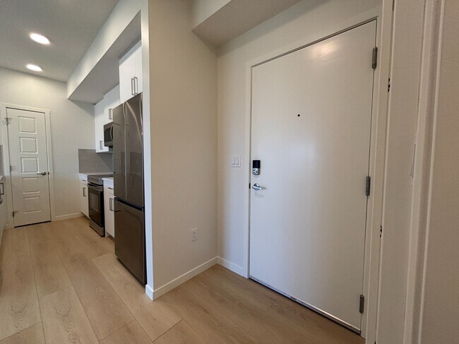 Photo du bâtiment - Seton 2-Bedroom Condo with Parking, Balcony, and Great Amenities (IP052)