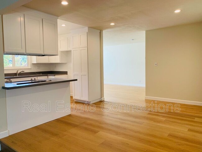 Building Photo - 6259 Rainbow Dr