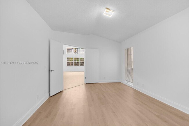 Foto del edificio - 1525 Seabay Rd