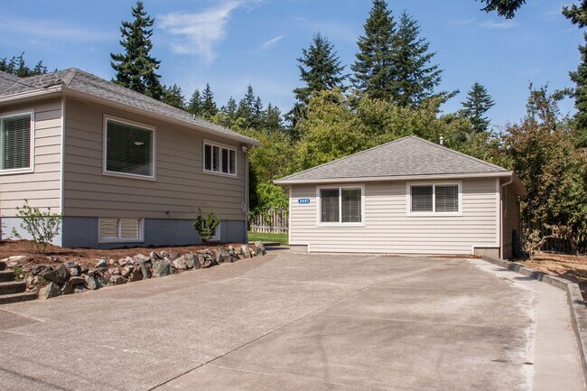 Foto del edificio - Spacious 7 Bedroom House! Sehome Neighborhood