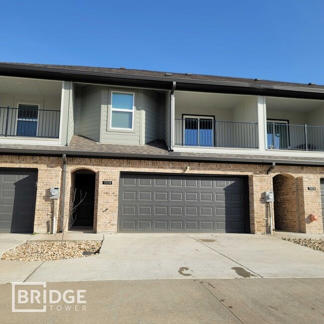 Building Photo - 1053 W Golden Ln