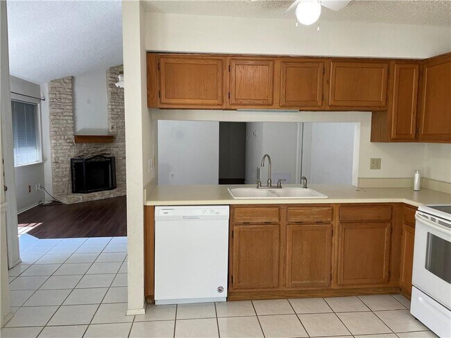 Building Photo - 16808 Village Oak Loop