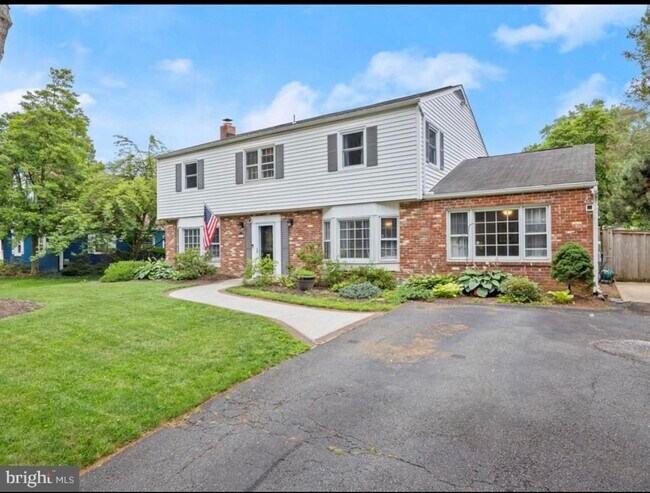 Building Photo - 2203 Sherwood Hall Ln