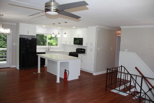 Building Photo - 3795 Admiral Dr