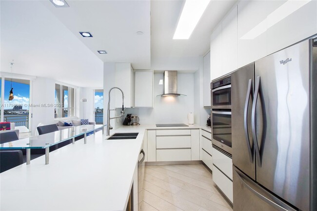 Building Photo - 888 Brickell Key Dr