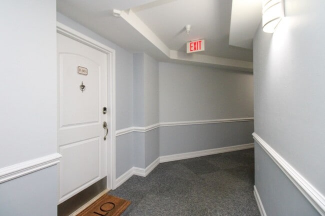 Building Photo - Excellent Location - 2 Bedroom - 2 Bath - ...