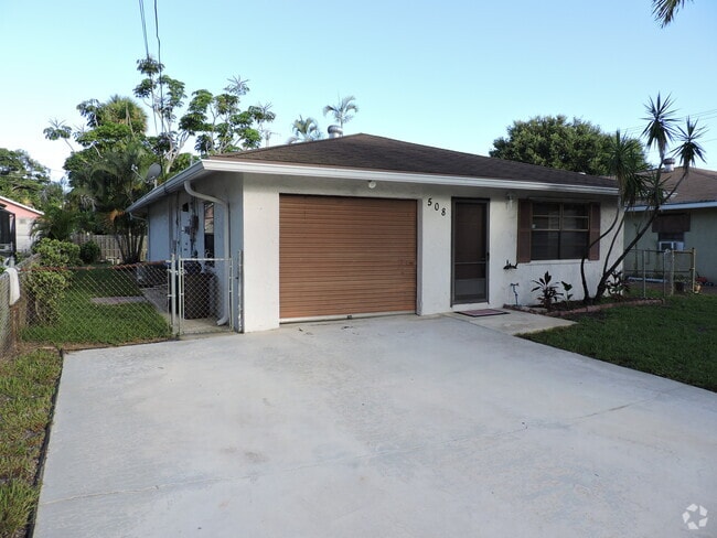 Building Photo - 508 Pinegrove Ave