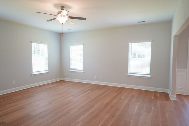 Foto del edificio - Available Now!