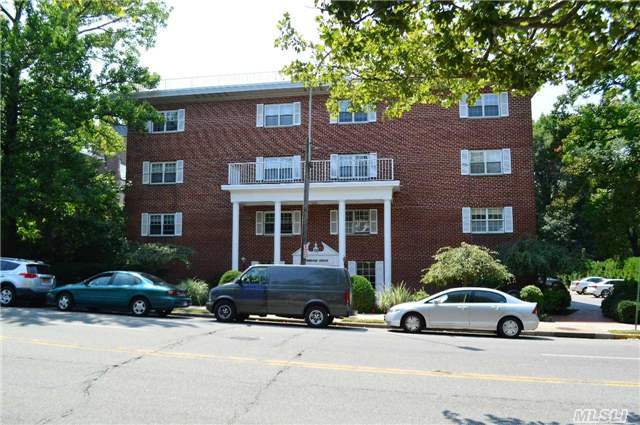Building Photo - 100 S Middle Neck Rd
