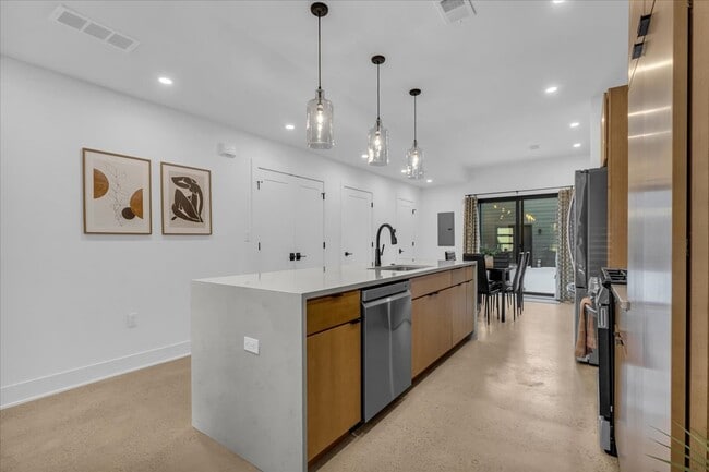 Foto del edificio - 7536 Churchill St