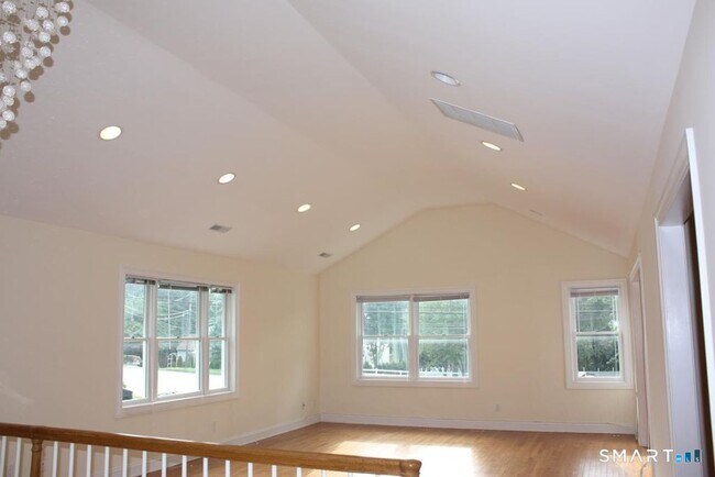 Foto del edificio - 675 High Ridge Rd