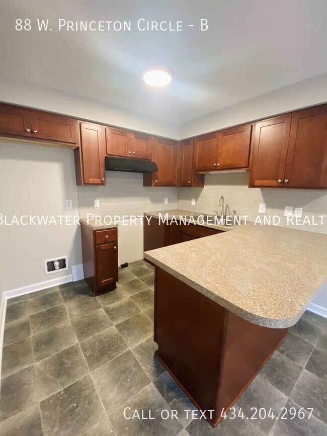 Building Photo - 2 Bedroom Apartment off Rivermont Avenue!