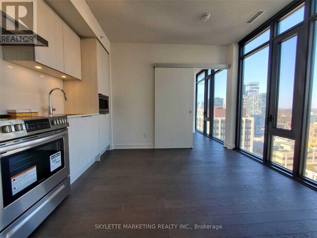 Building Photo - 25 Richmond St E