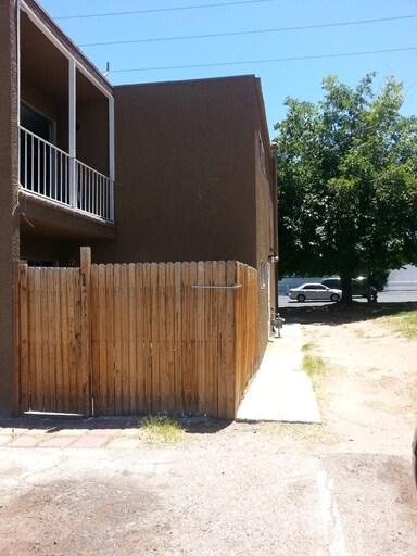 Building Photo - 1458 E Desert Inn Rd
