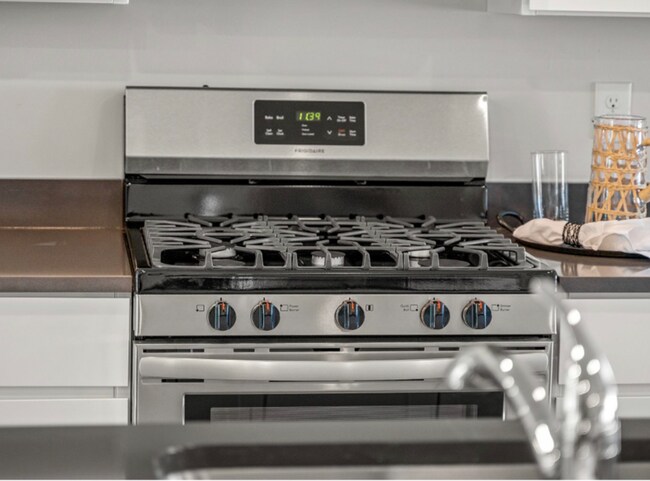 Building Photo - 786 Ore St