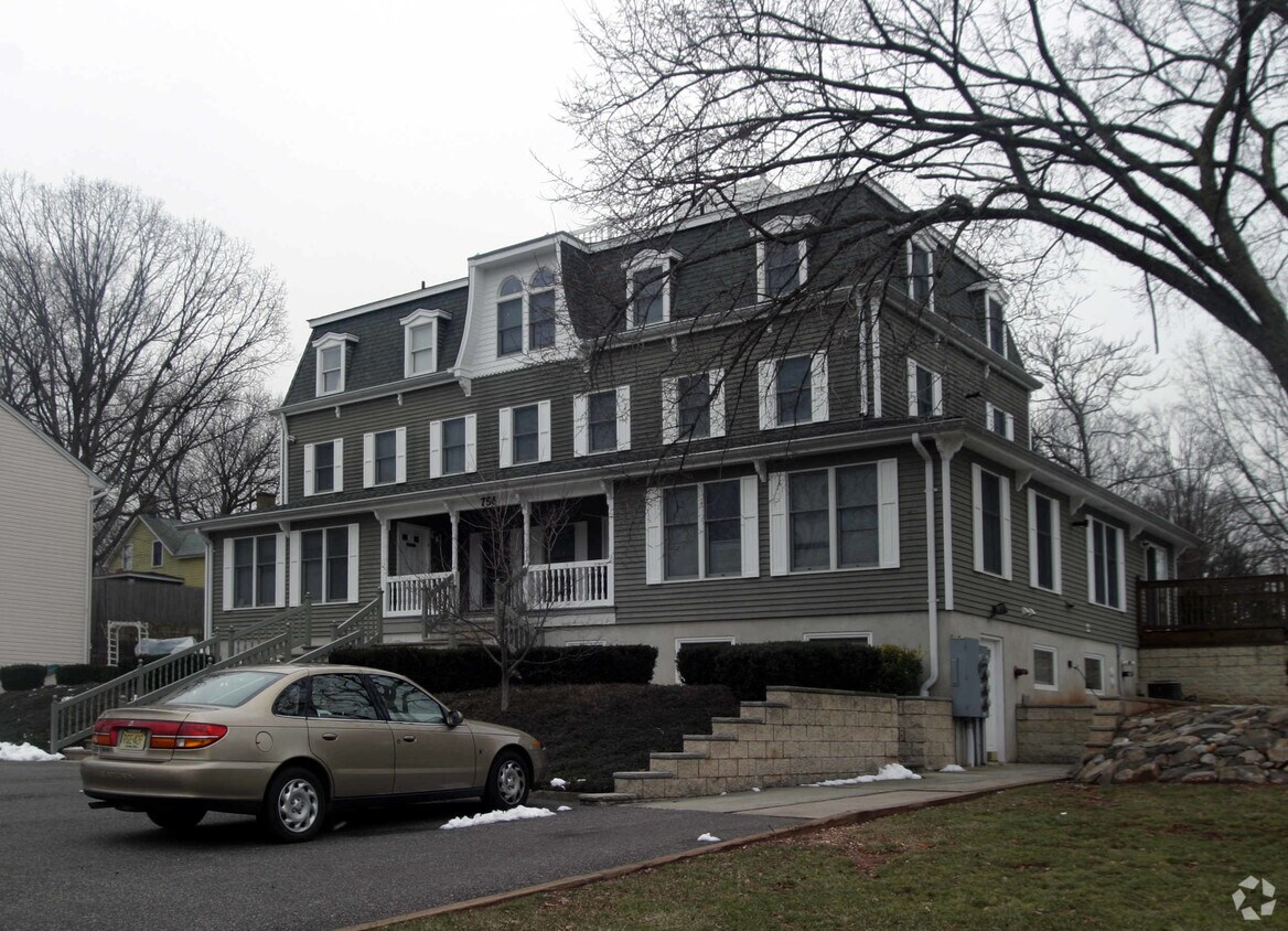 Foto del edificio - 756 Middlesex Ave