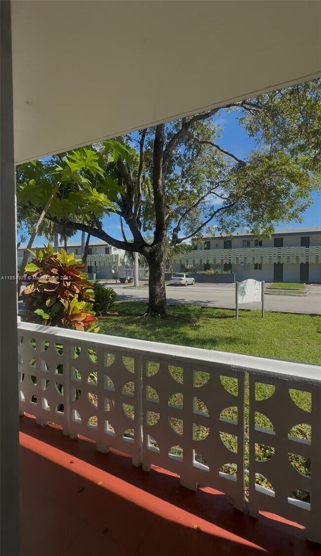 Foto del edificio - 941 NE 170th St