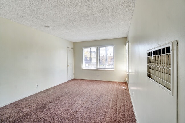 Building Photo - 4403 Linden Ave