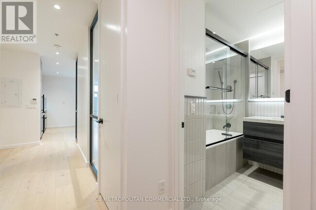 Photo du bâtiment - 778-778 Queen St E