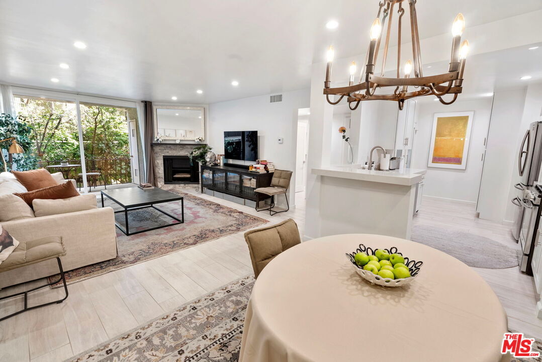 Foto principal - 838 S Barrington Ave