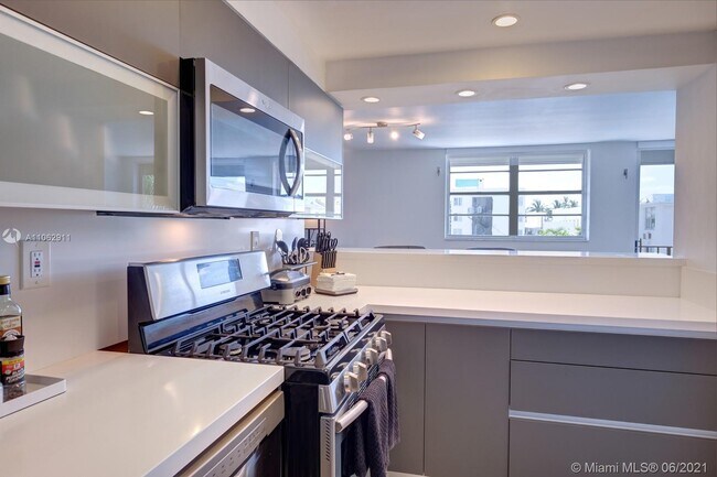 Building Photo - 720 Collins Ave