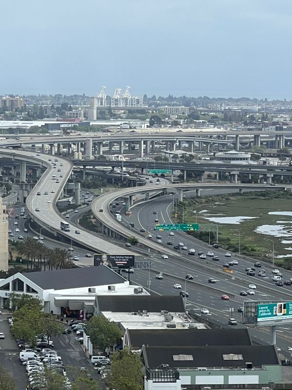 Foto del edificio - 6363 Christie Ave