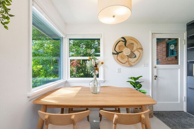 Foto del edificio - Pets Welcome, Quite Street, Elevated View,...