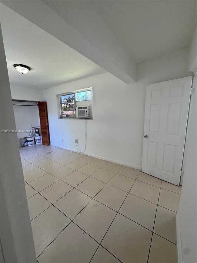 Foto del edificio - 100 NW 64th Ct
