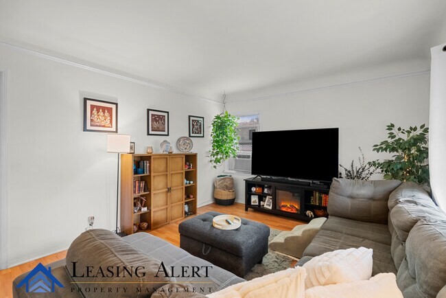 Building Photo - 1209 W Glendon Way
